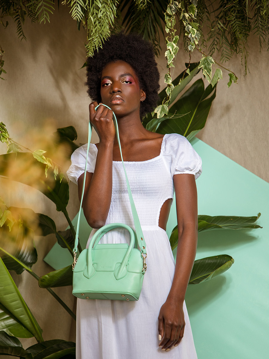 foto-de-uso-mini-bolso-de-mano-de-cuero-verde-gisele-xs-pastel-menta-paul-marius-w32xs-pt-gr