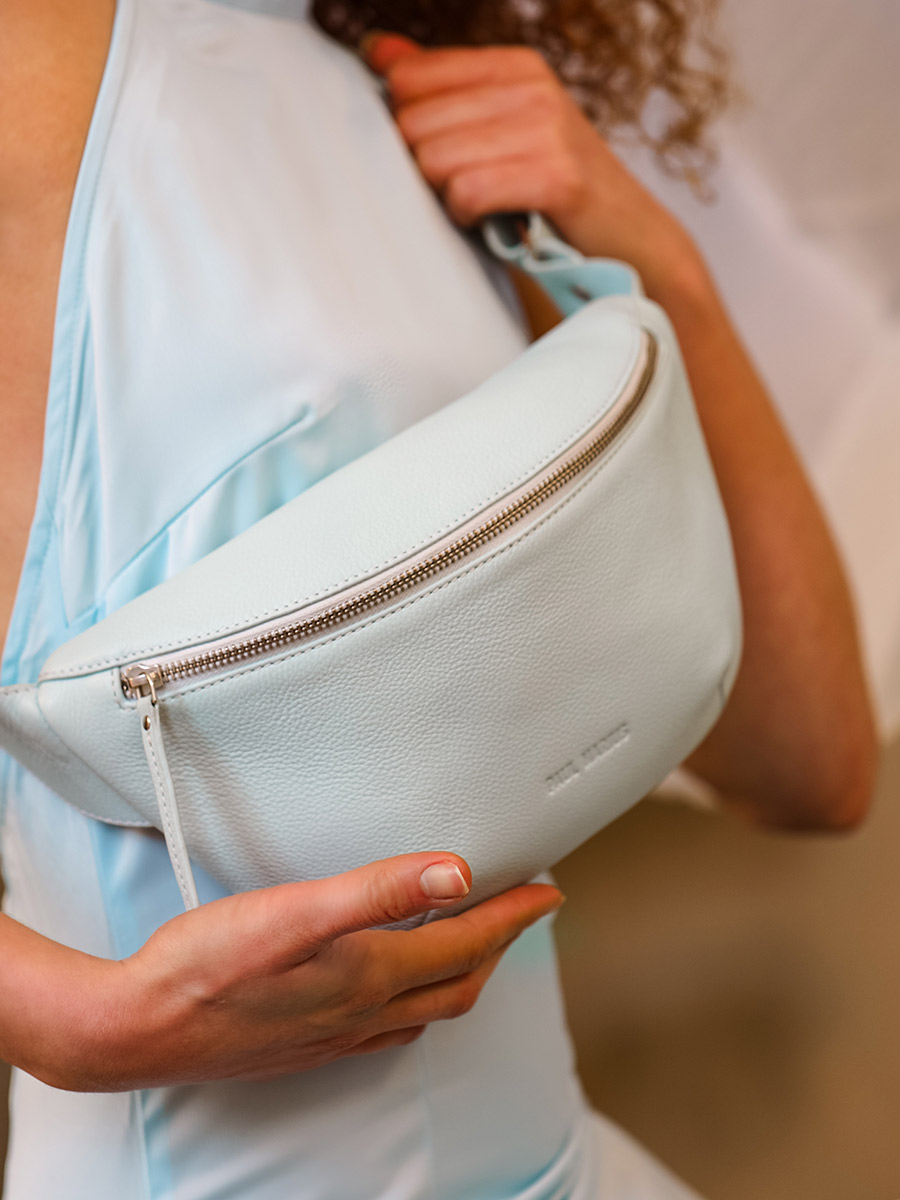 foto-material-bolsa-banana-cuero-azul-labanane-pastel-bleuet-paul-marius-m503-pt-blu