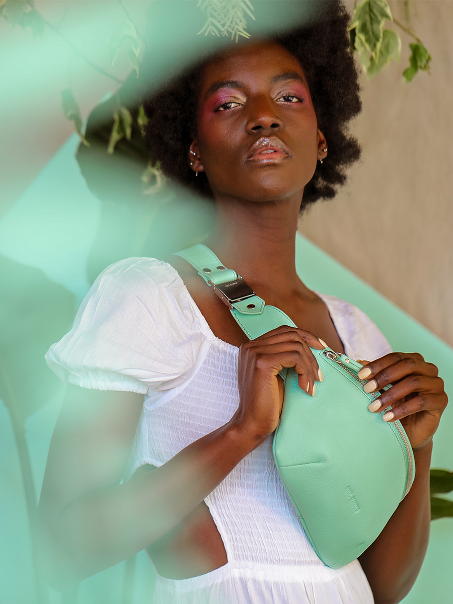 foto-vista-frontal-bolsa-banana-cuero-verde-labanane-pastel-menta-paul-marius-m503-pt-gr