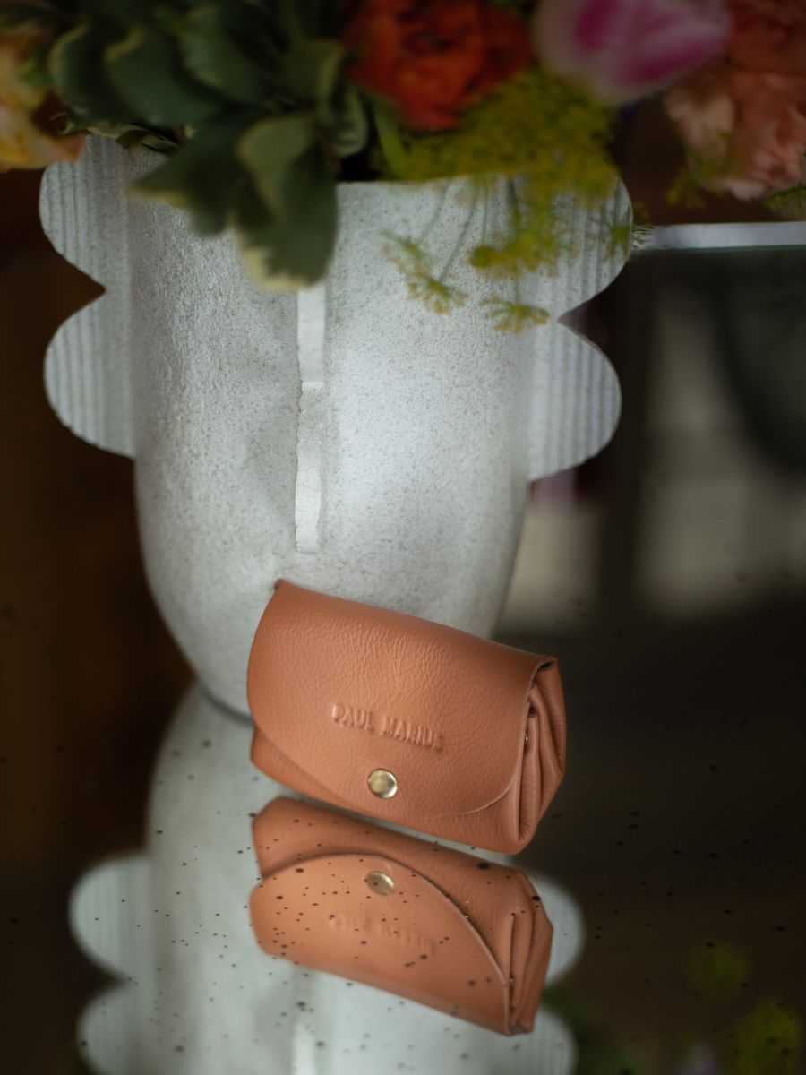 foto-vista-posterior-monedero-cuero-marrón-legustave-art-deco-caramel-paul-marius-clp-ad-ca