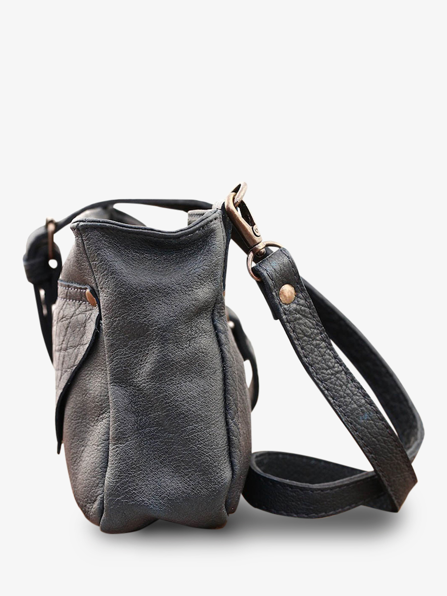 foto-vista-lateral-bolso-bandolera-cuero-mujer-azul-legavroche-azul-tinta-paul-marius-w06-db