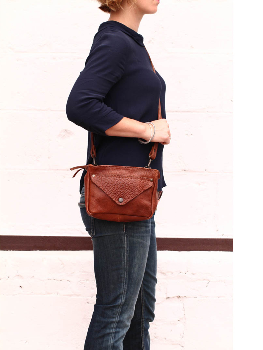 foto-bolso-bandolera-cuero-mujer-marrón-legavroche-natural-paul-marius-w06-l