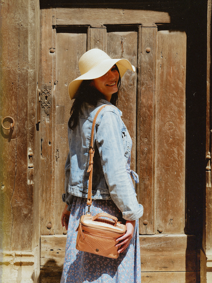 foto-bolso-bandolera-cuero-mujer-rosa-dorado-legavroche-reedition-oro-rosa-paul-marius-w26-g-pi