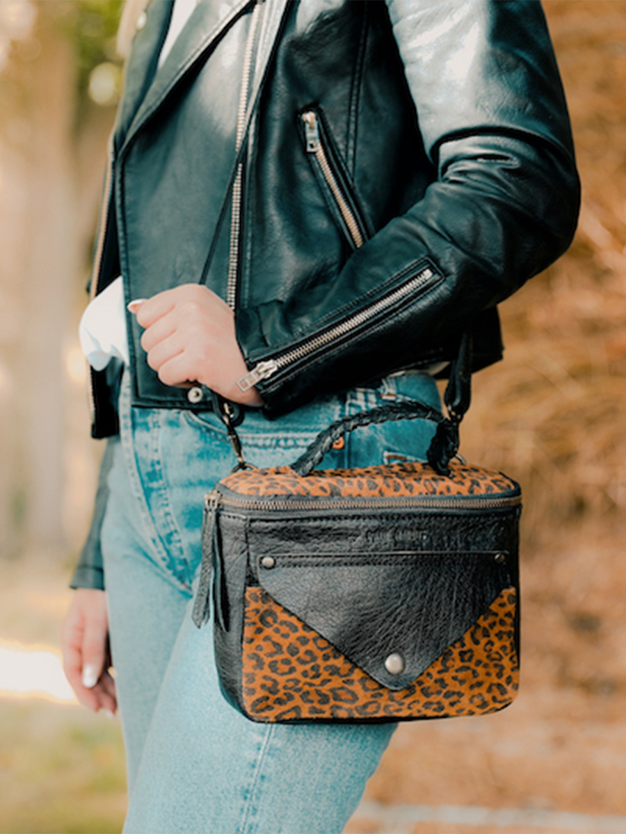 foto-bolso-bandolera-cuero-mujer-negro-legavroche-reedition-leopard-noir-paul-marius-w26-lp-b
