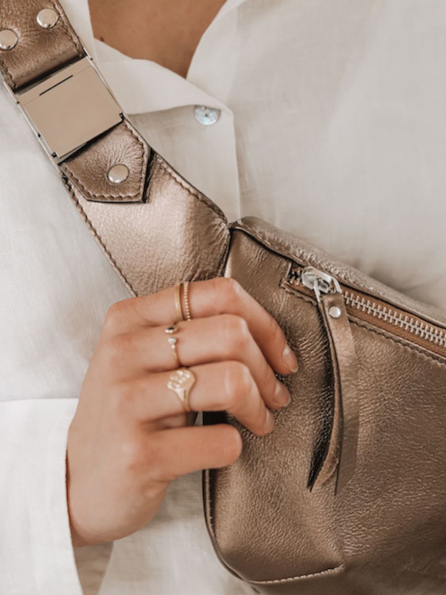 foto-material-bolsa-banana-de-cuero-cobre-labanane-cobre-paul-marius-m503-c