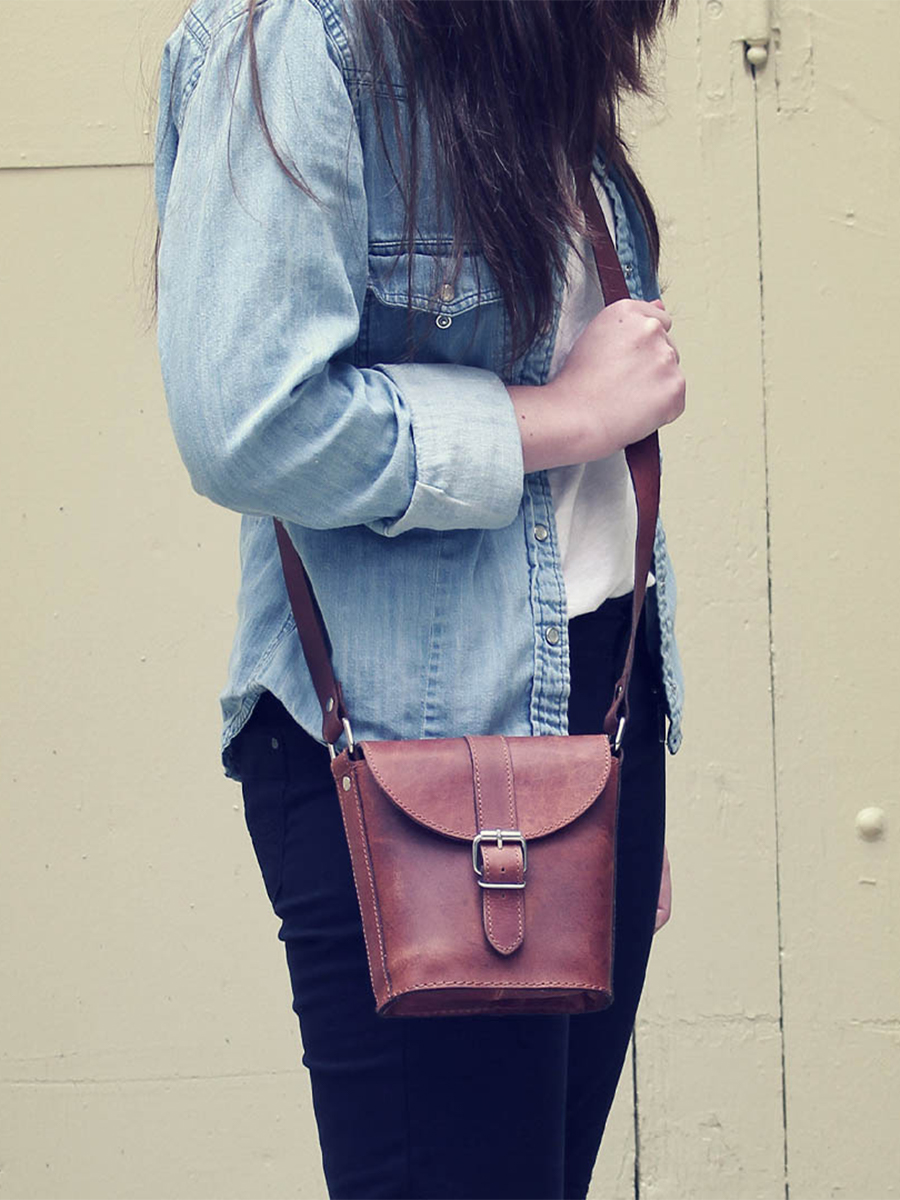 foto-bolso-bandolera-cuero-mujer-marrón-lauthentique-s-natural-paul-marius-m43s-l