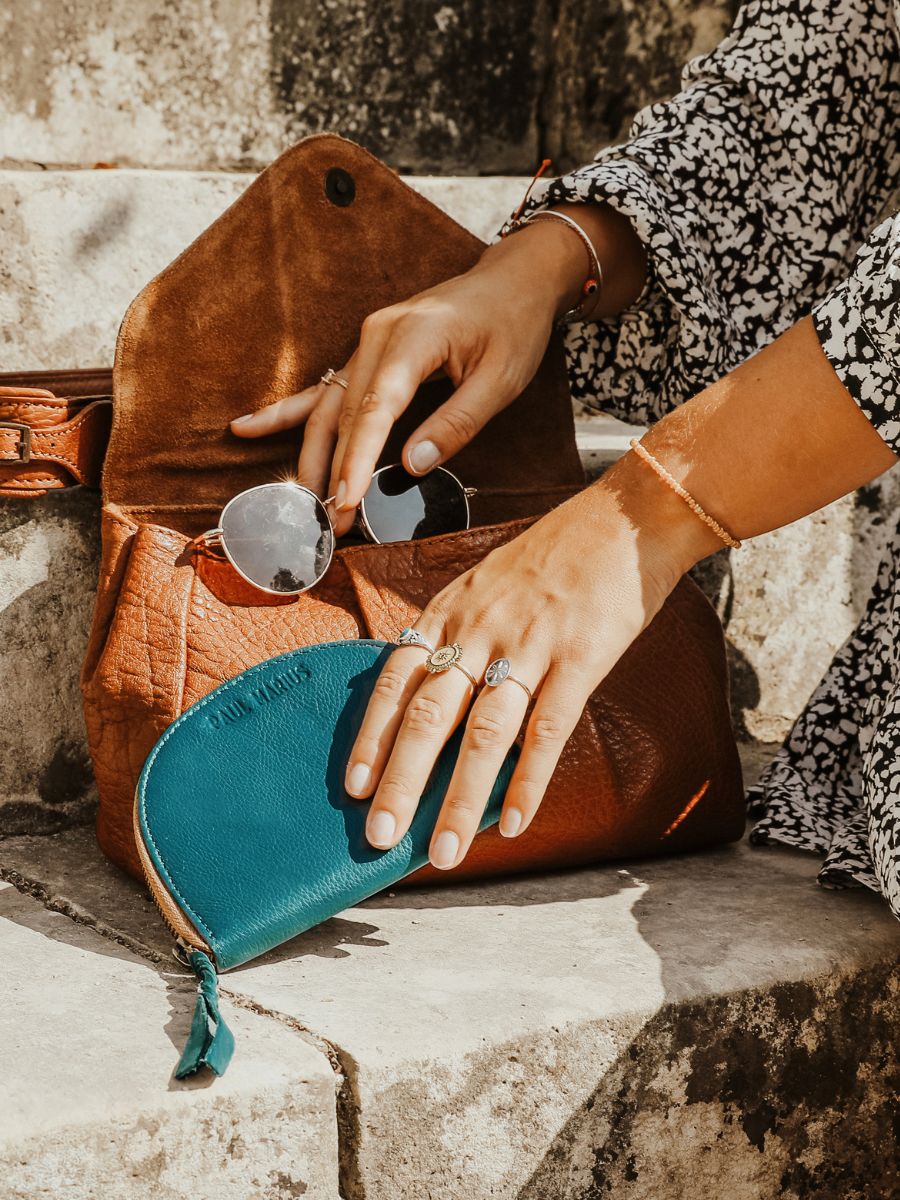 foto-vista-posterior-monedero-cuero-mujer-azul-leportefeuille-manon-azul-piscina-paul-marius-m32-blu