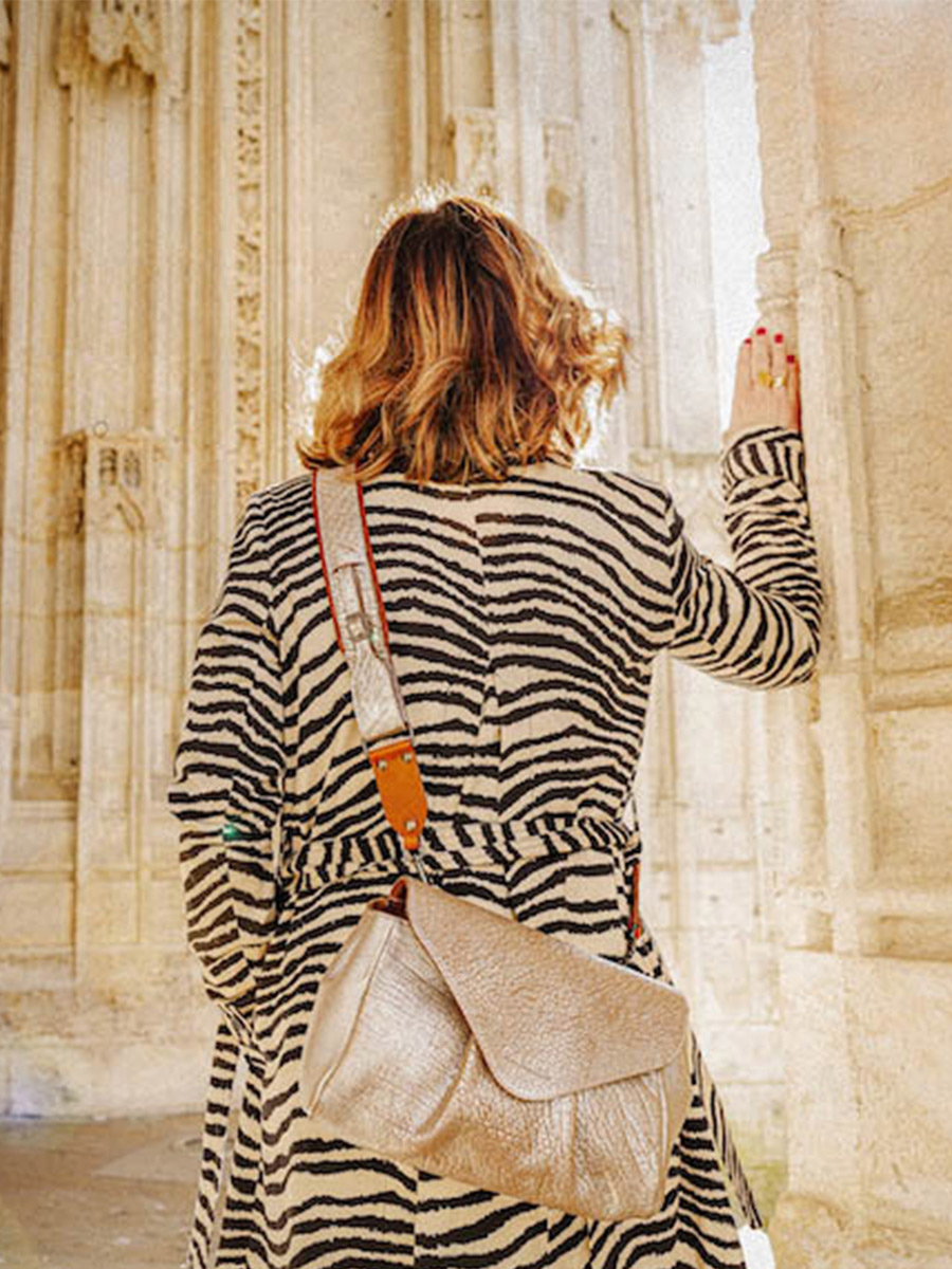 foto-vista-frontal-bolso-bandolera-cuero-paulmarius-plateado-suzon-m-ámbar-plateado-paul-marius-w25m-bs