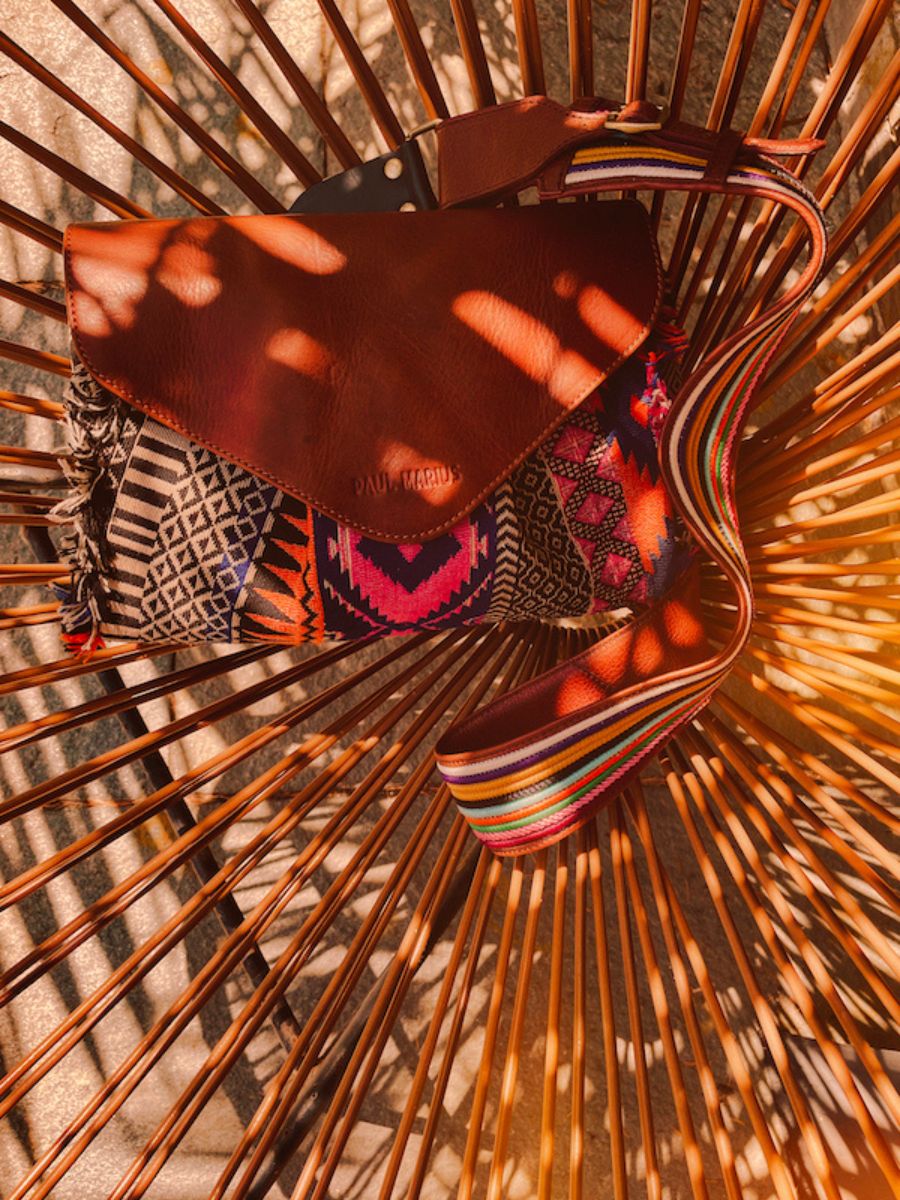 foto-vista-frontal-bolso-bandolera-cuero-paulmarius-azul-blanco-suzon-m-horizon-paul-marius-w25m-hor