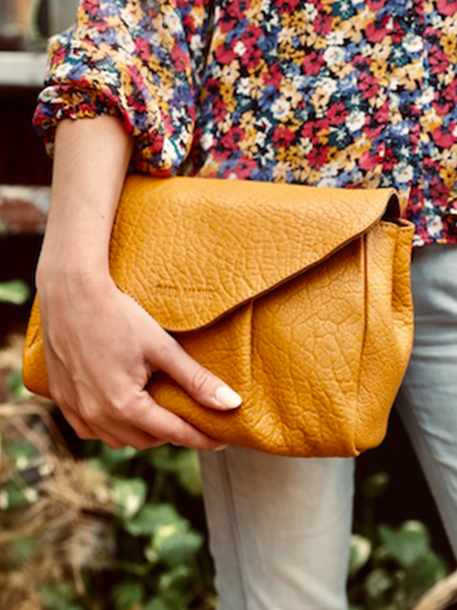 foto-vista-frontal-bolso-bandolera-cuero-paulmarius-amarillo-suzon-m-azafrán-paul-marius-w25m-y