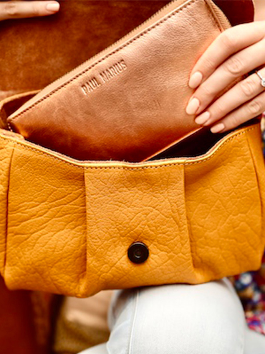 foto-interior-bolso-bandolera-cuero-paulmarius-amarillo-suzon-m-azafrán-paul-marius-w25m-y