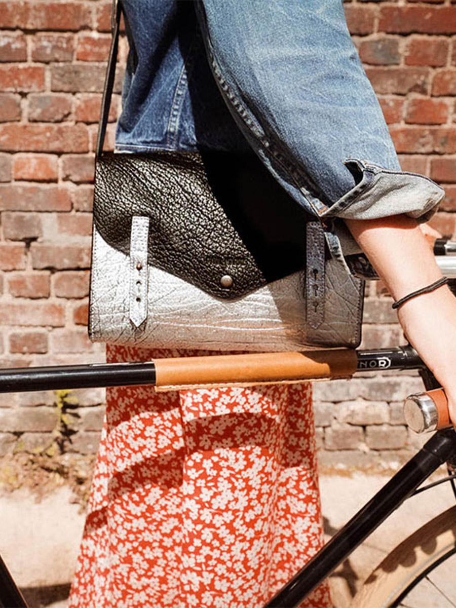 foto-interior-bolso-bandolera-cuero-mujer-plateado-negro-lindispensable-plateado-negro-paul-marius-w08-s-b
