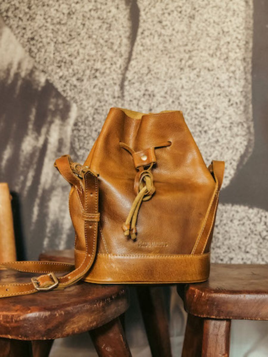 foto-vista-trasera-bolso-cubo-cuero-mujer-marrón-laumoniere-miel-aceite-paul-marius-w102-ody