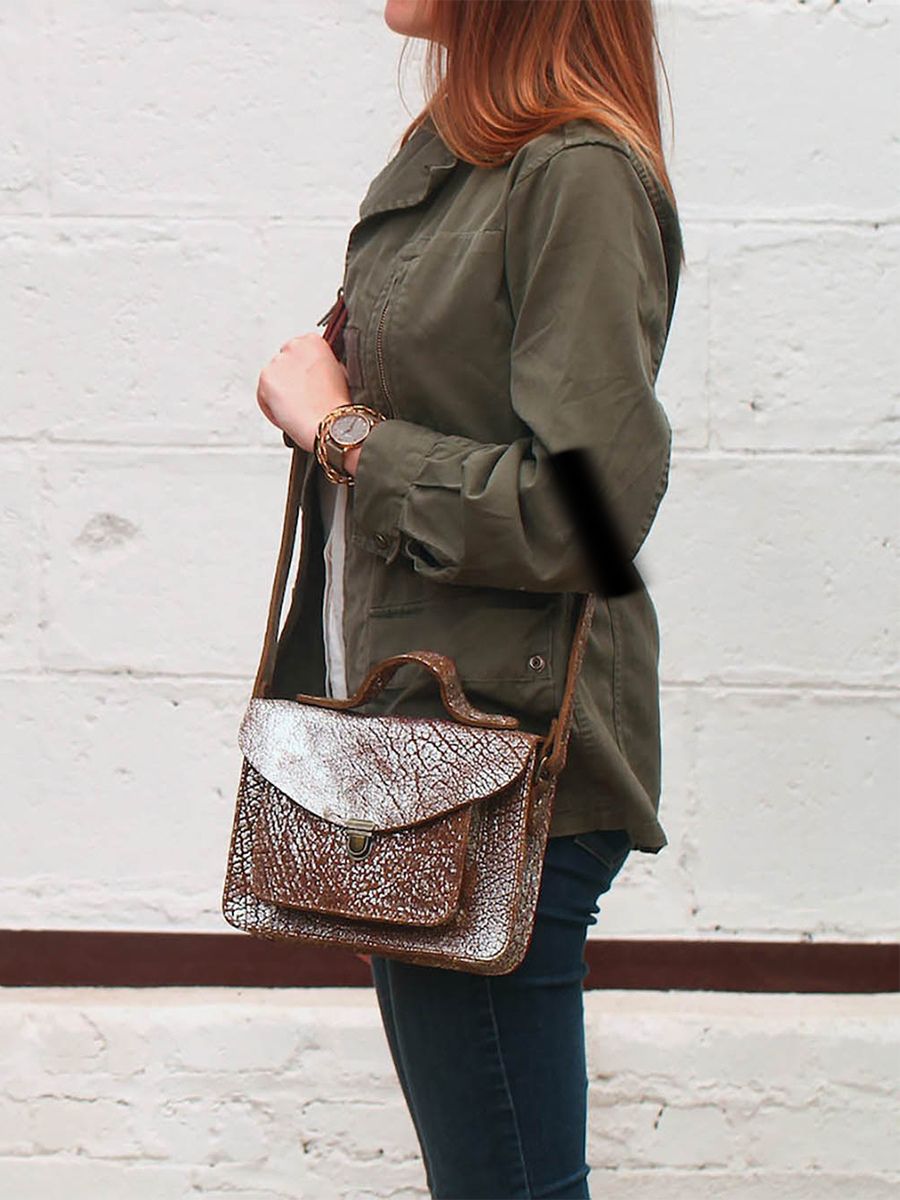 foto-vista-lateral-bolso-bandolera-cuero-mujer-plateado-mademoiselle-george-ámbar-plateado-paul-marius-w05-bs