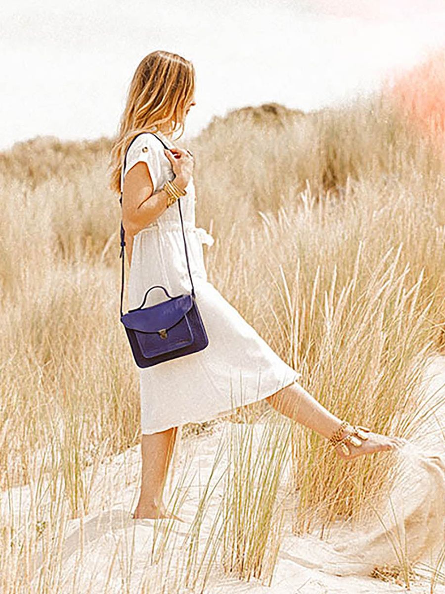 foto-vista-frontal-bolso-bandolera-cuero-mujer-azul-mademoiselle-george-azul-egipcio-paul-marius-w05-egb