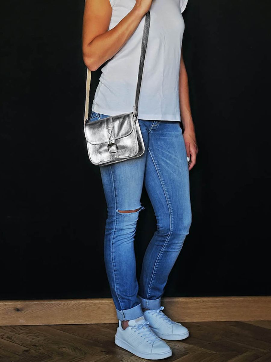 foto-portadora-pequeño-bolso-bandolera-cuero-mujer-plateado-lessentiel-plateado-paul-marius-m21-s