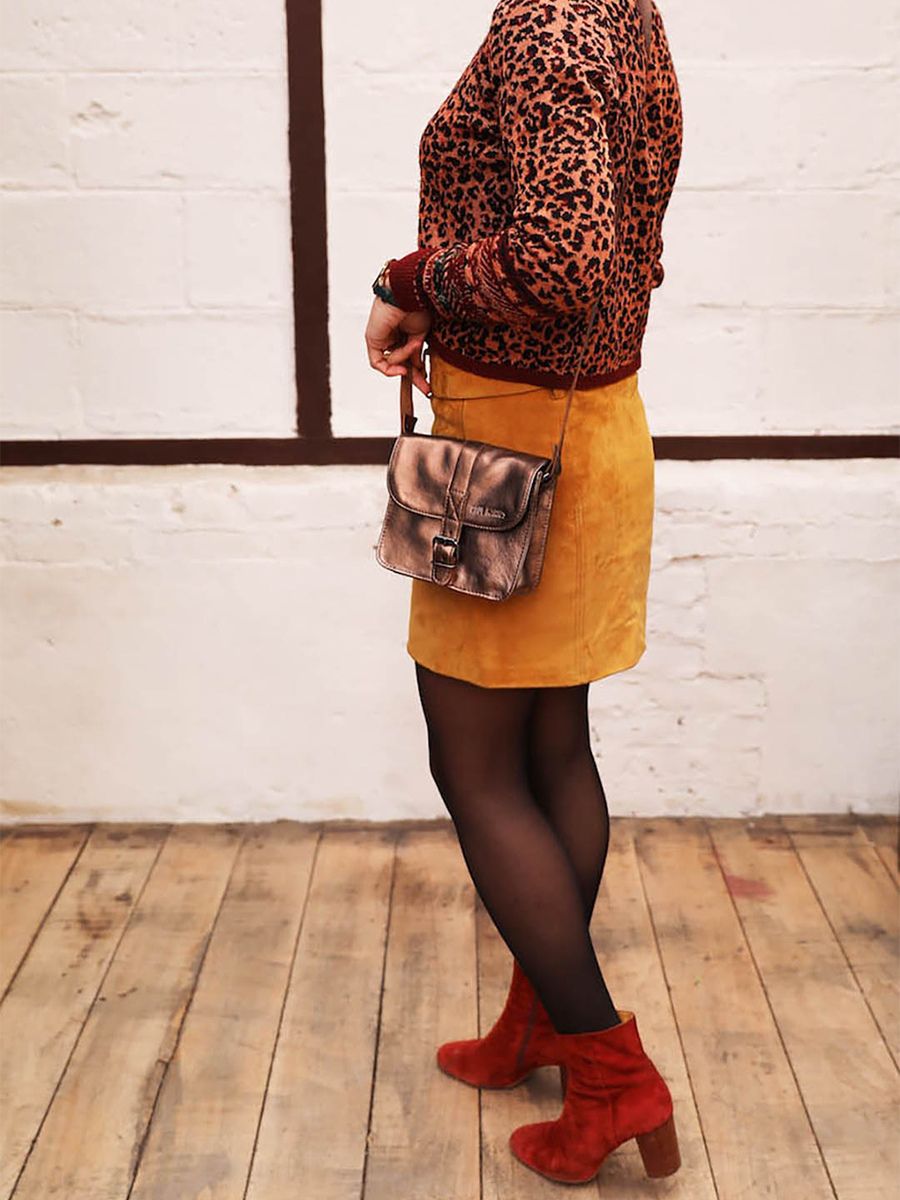 foto-de-modelo-bolso-bandolera-pequeño-cuero-mujer-cobre-lessentiel-cobre-paul-marius-m21-c