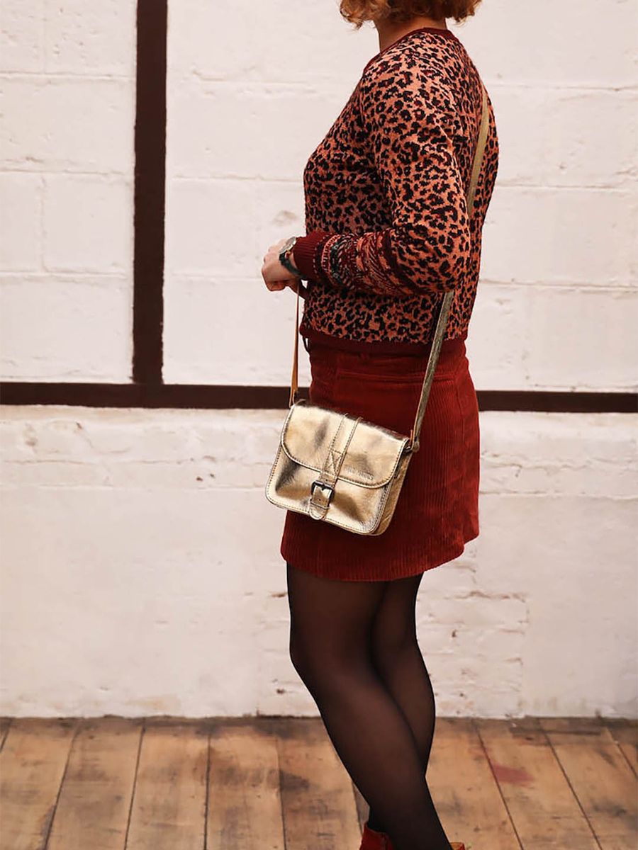 foto-bolso-pequeño-bandolera-cuero-mujer-dorado-lessentiel-dorado-paul-marius-m21-g