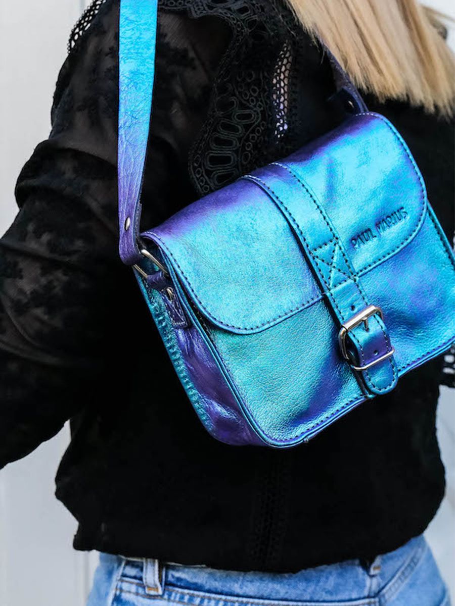 foto-portafolio-pequeño-bolso-bandolera-cuero-mujer-azul-lessentiel-scarabee-paul-marius-m21-p-blu