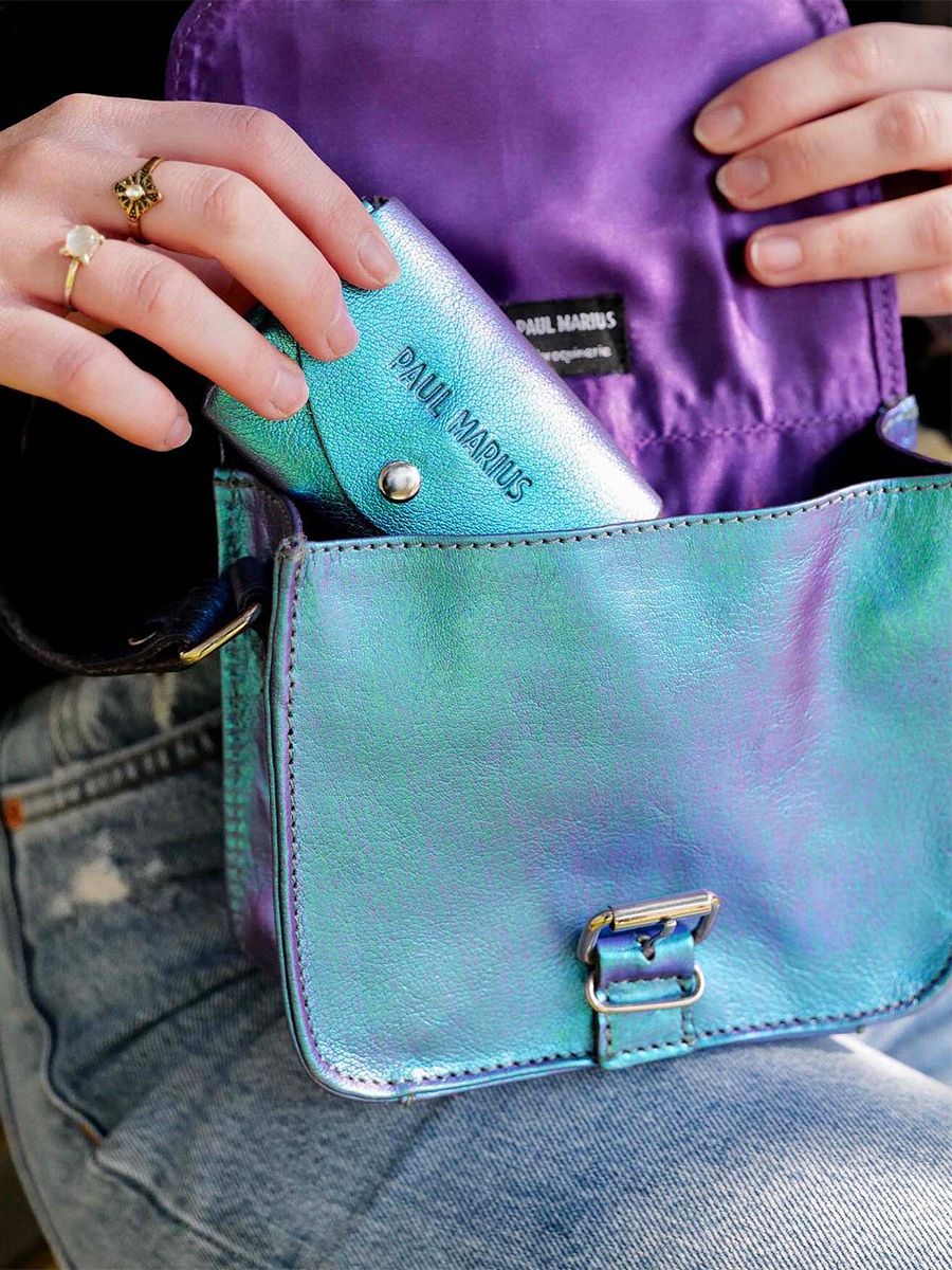 foto-interior-bolso-bandolera-cuero-mujer-azul-lessentiel-scarabee-paul-marius-m21-p-blu