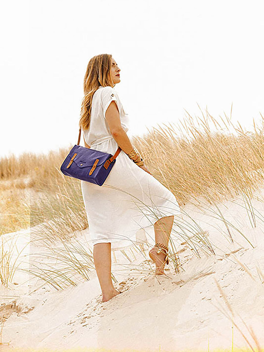 foto-bolso-bandolera-cuero-mujer-azul-lindispensable-azul-egipcio-paul-marius-w08-egb