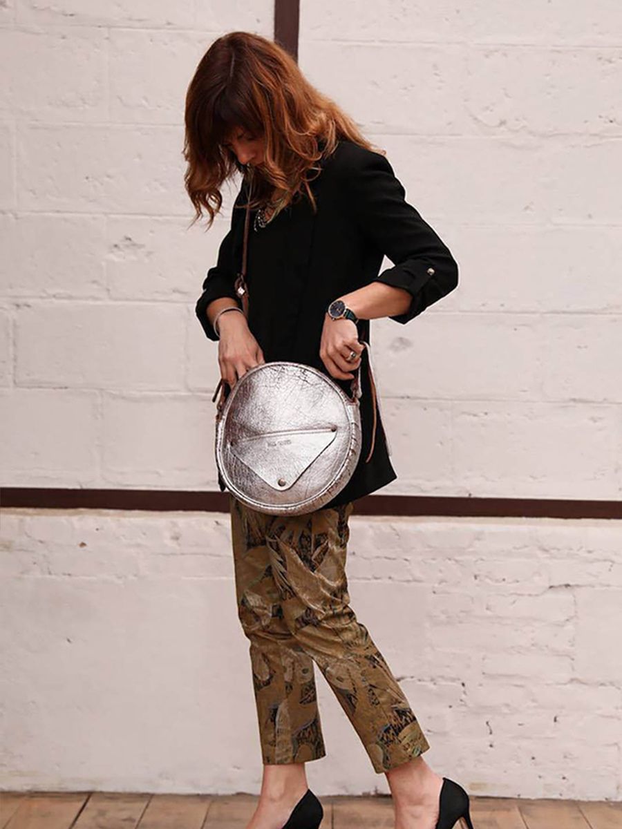 foto-vista-frontal-bolso-bandolera-cuero-mujer-plateado-lecrin-ámbar-plateado-paul-marius-w15-bs