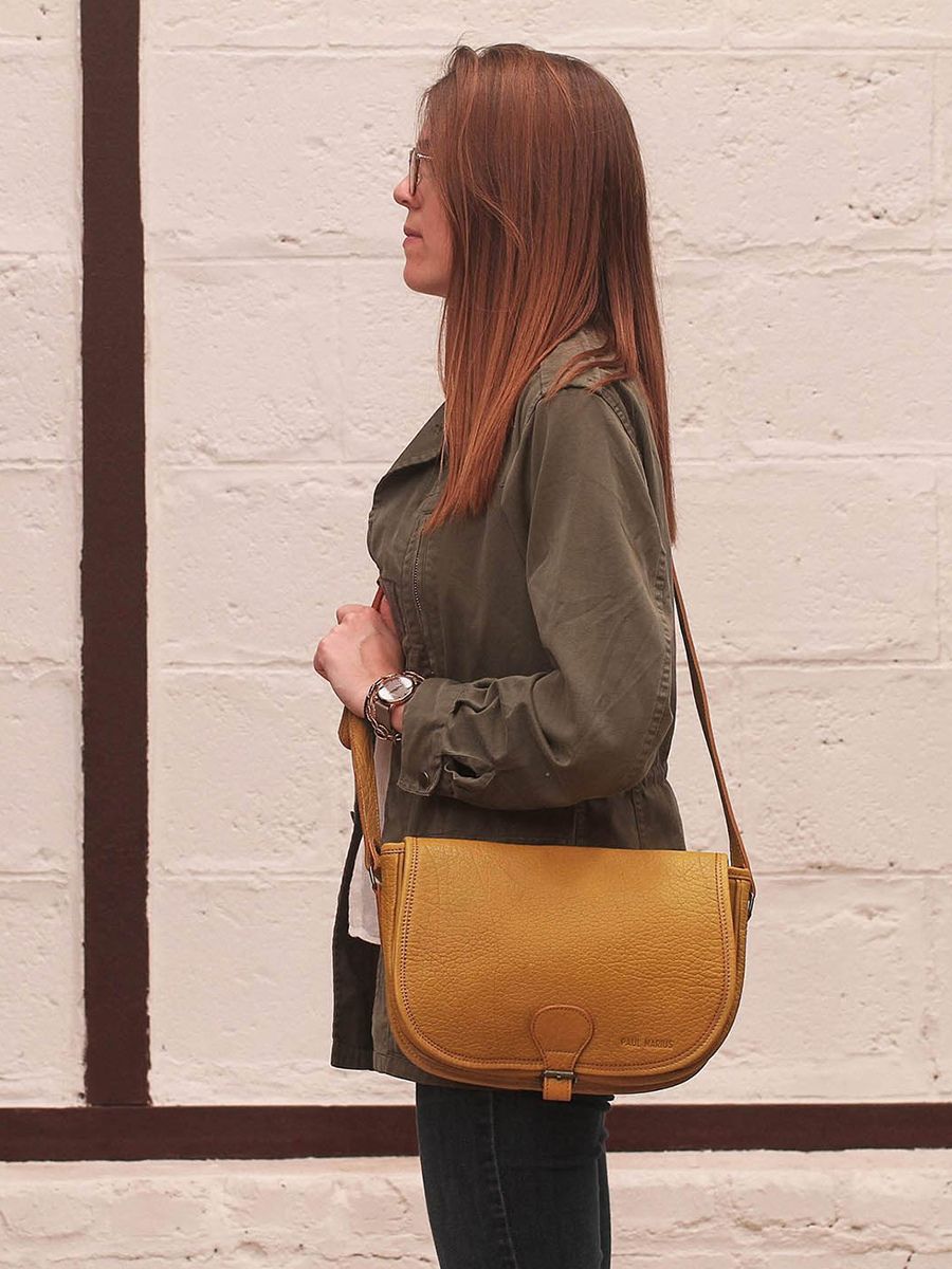 foto-bolso-bandolera-cuero-mujer-amarillo-levagabond-safran-paul-marius-m44l-y