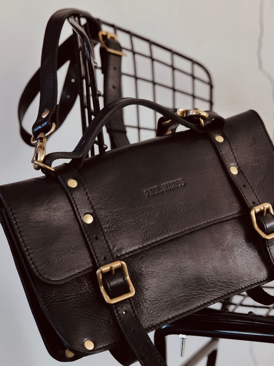 foto-vista-posterior-bolso-bandolera-cuero-mujer-negro-lenveloppe-reedition-noir-huile-paul-marius-m23-obl