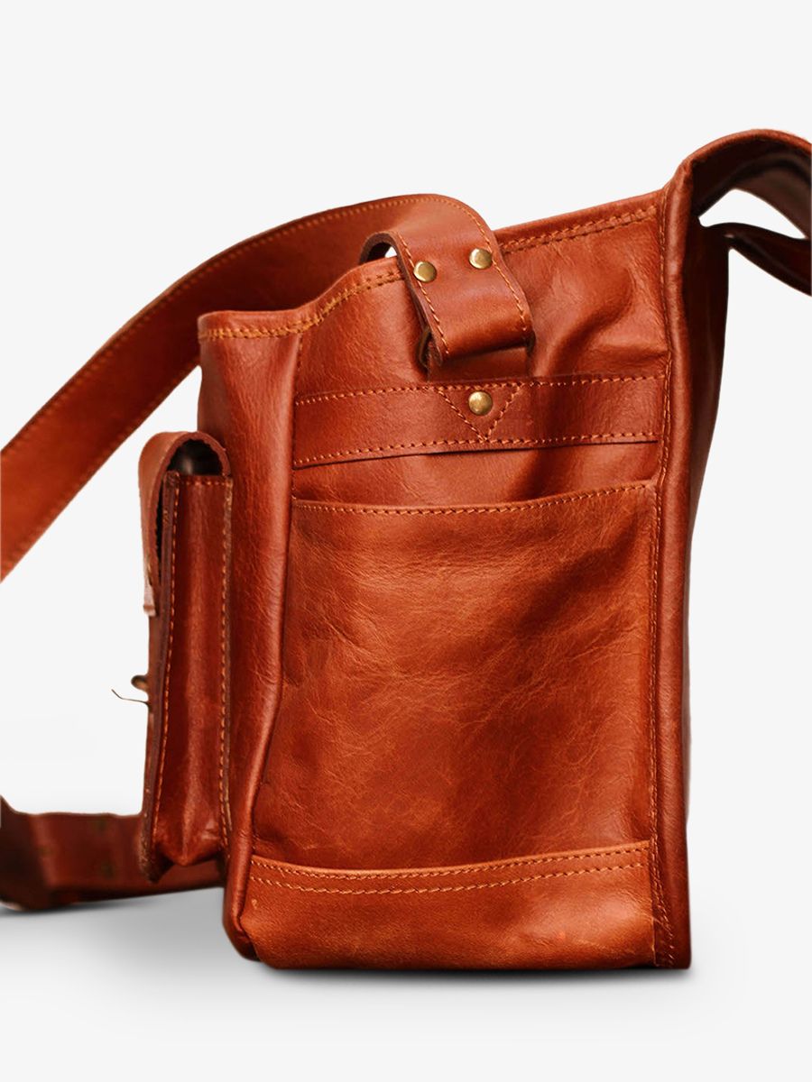 foto-vista-lateral-bolsa-fotográfica-cuero-argentique-marrón-lereporter-natural-paul-marius-m54-l