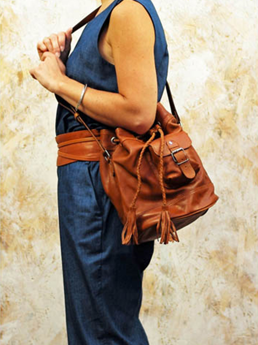 foto-bolso-cubo-cuero-mujer-caqui-leflâneur-caqui-aceite-paul-marius-m303-ok