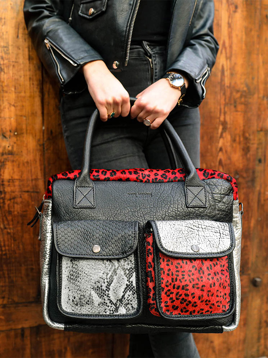 foto-vista-frontal-portadocumentos-cuero-mujer-plateado-negro-rojo-ledandy-chimere-plateado-negro-rojo-paul-marius-w04-s-b-r