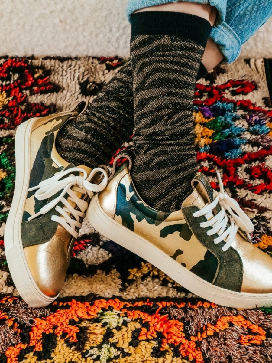 foto-vista-posterior-zapatillas-mujer-cuero-marrón-verde-pm002-camuflaje-caqui-dorado-paul-marius-pm002-ca-k-g-s36