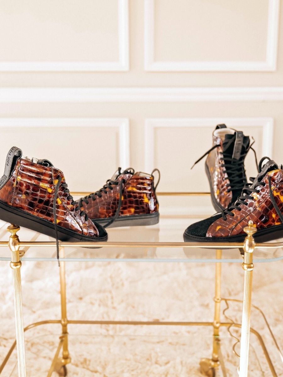 foto-vista-lateral-zapatilla-deportiva-mujer-cuero-marrón-pm001-caimán-ámbar-barnizado-paul-marius-pm001-c-am-s36