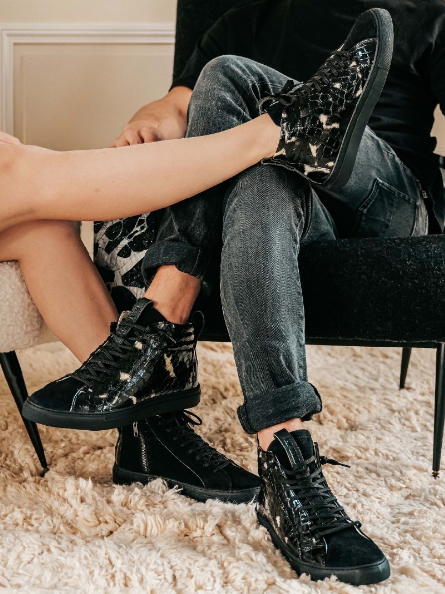 foto-vista-frontal-zapatillas-mujer-cuero-negro-pm001-caimán-negro-barnizado-paul-marius-pm001-c-b-s36