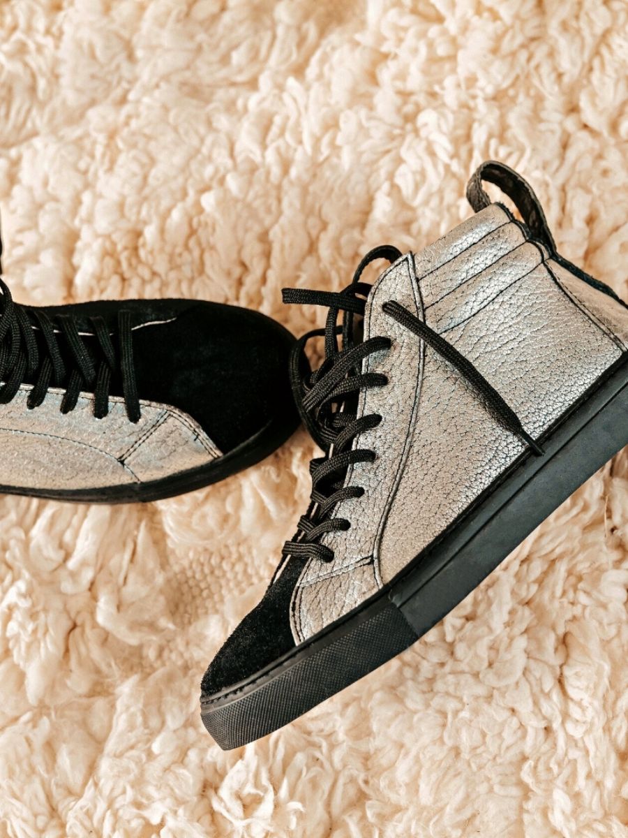 foto-vista-lateral-zapatillas-mujer-cuero-plateado-negro-pm001-plateado-negro-paul-marius-pm001-s-b-s36