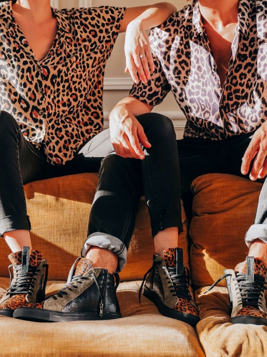 foto-vista-frontal-zapatilla-de-mujer-cuero-leopardo-marrón-negro-pm001-leopard-natural-negro-caqui-paul-marius-pm001-lp-l-b-k-s36