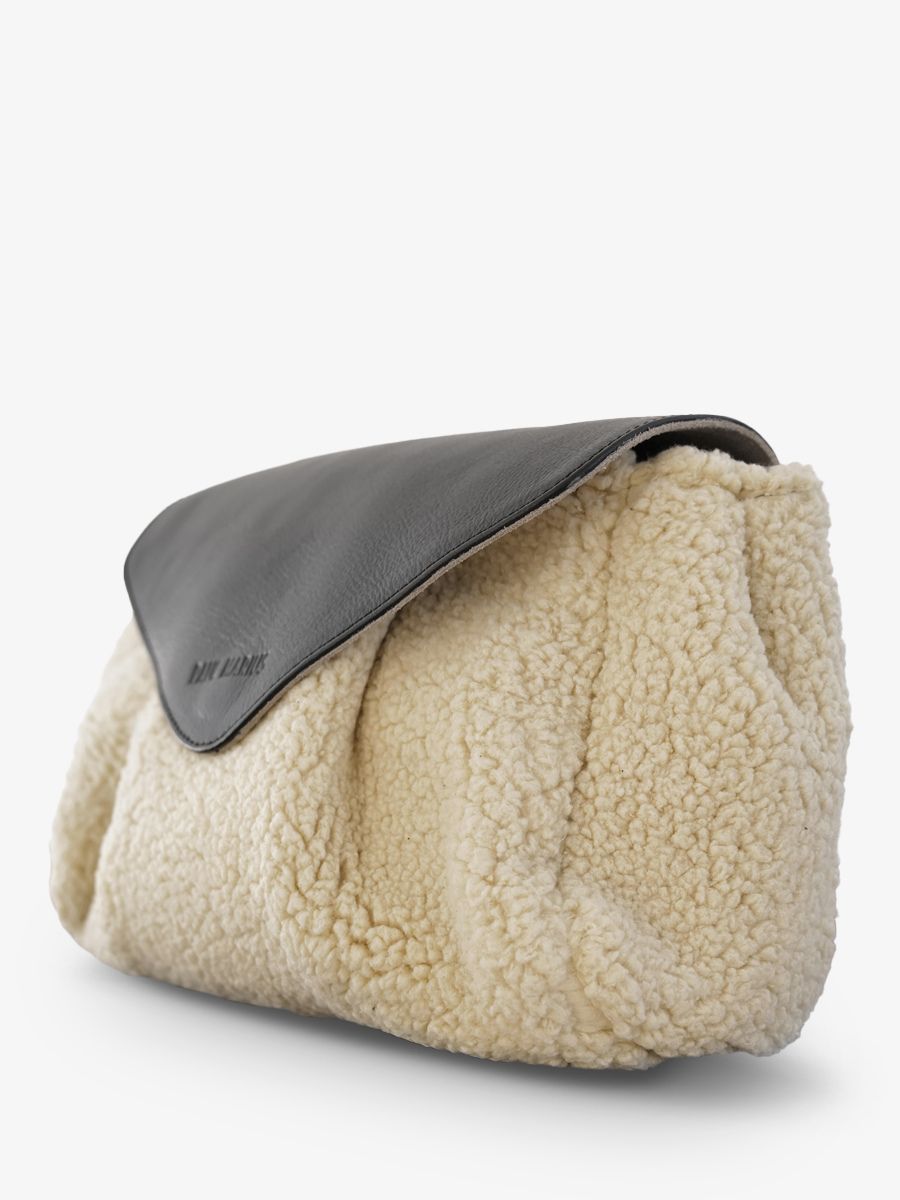 foto-vista-lateral-bolso-bandolera-cuero-paulmarius-negro-suzon-m-himalaya-negro-aceite-paul-marius-w25m-sh-w-obl