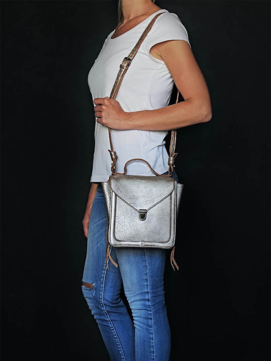 foto-de-la-pequeña-bolsa-bandolera-de-cuero-para-mujer-plateada-mistinguette-ámbar-plateada-paul-marius-w20-bs