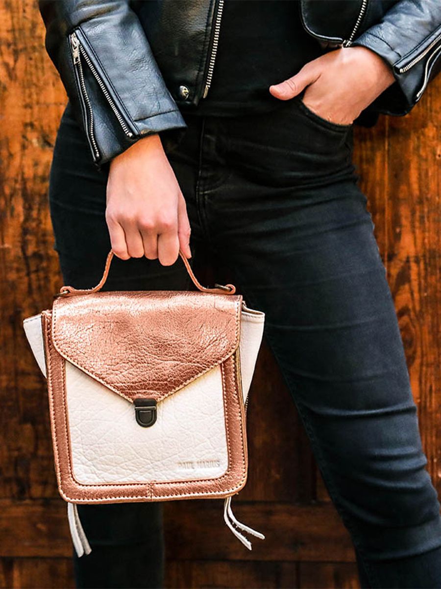 foto-de-la-bolsa-pequeña-bandolera-de-cuero-para-mujer-rosa-dorada-blanca-mistinguette-oro-rosa-blanca-paul-marius-w20-g-pi-w
