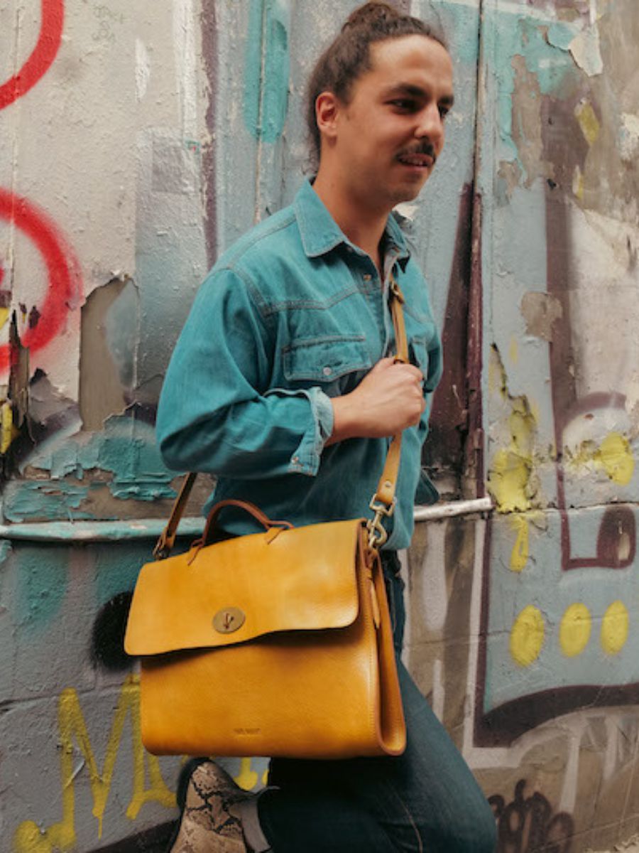 foto-vista-posterior-portadocumentos-cuero-marrón-lecolporteur-miel-huile-paul-marius-m13-ody