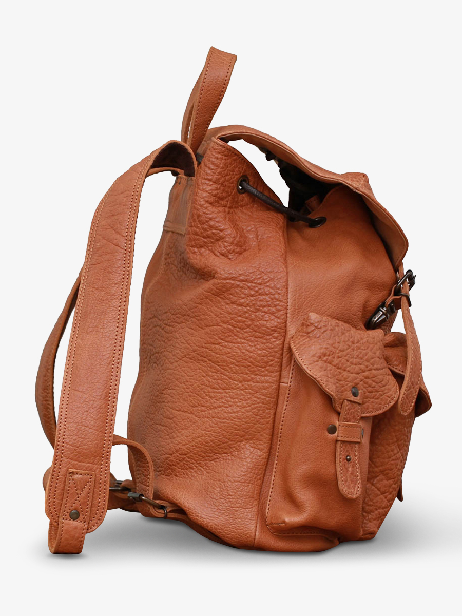 foto-vista-lateral-mochila-de-cuero-beige-lemeridien-sable-paul-marius-m38-n
