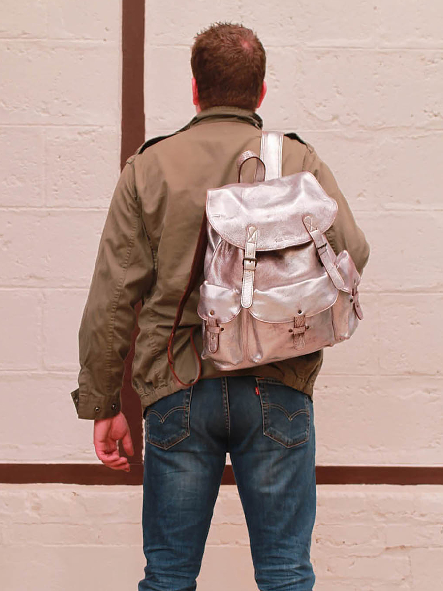 foto-mochila-de-cuero-plateada-lemeridien-ámbar-plateada-paul-marius-m38-bs