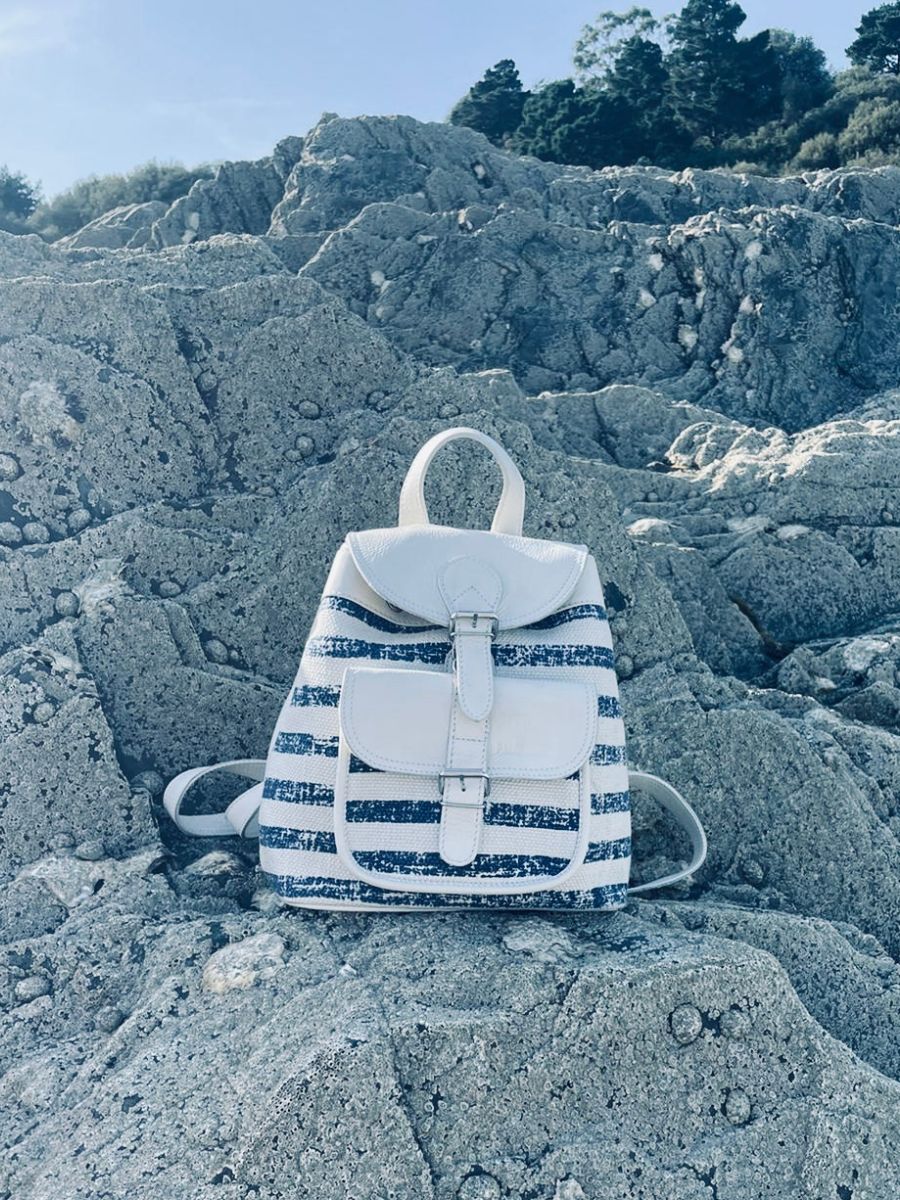 foto-mochila-de-cuero-mujer-azul-blanco-lebaroudeur-côte-ouest-mariniere-paul-marius-m40-cnv-blu-w