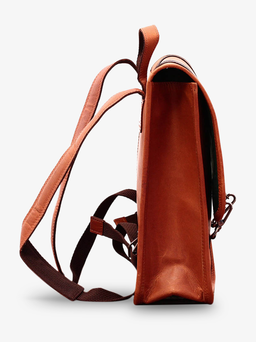 foto-vista-lateral-mochila-de-cuero-marrón-lecoursier-natural-paul-marius-m03-l