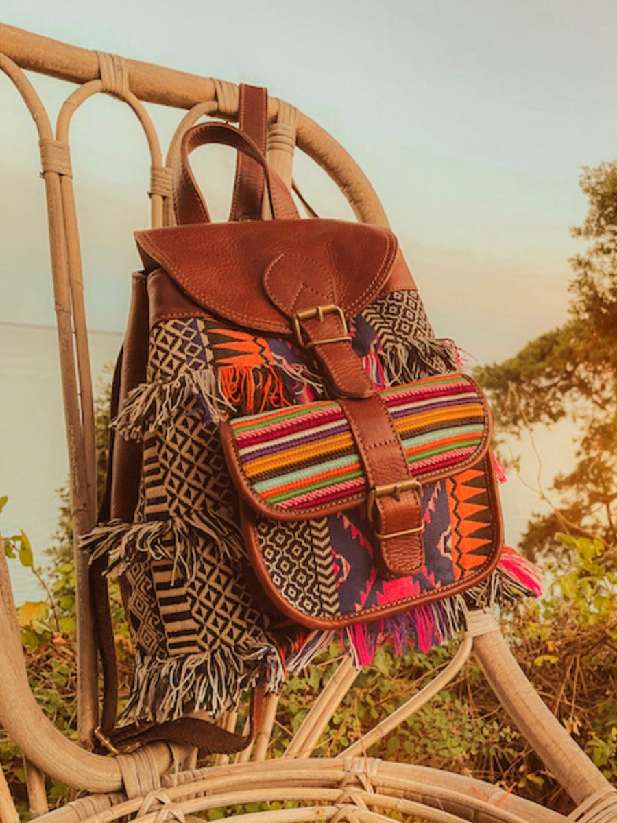 foto-mochila-de-cuero-mujer-azul-blanco-lebaroudeur-horizon-paul-marius-m40-hor