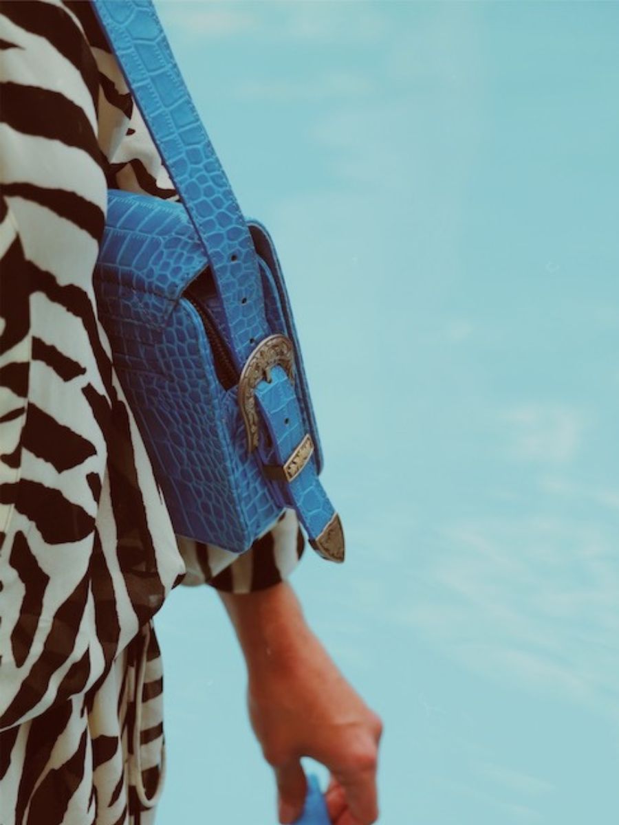 foto-material-bolso-bandolera-cuero-mujer-azul-lebaguette-alligator-cocktail-topaze-paul-marius-w29-a-blu