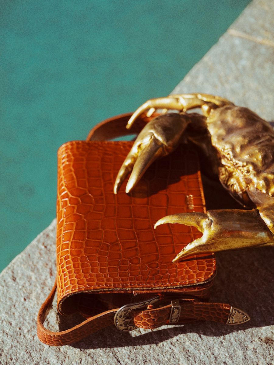 foto-bolso-bandolera-cuero-mujer-marron-lebaguette-alligator-cocktail-ambre-paul-marius-w29-a-l