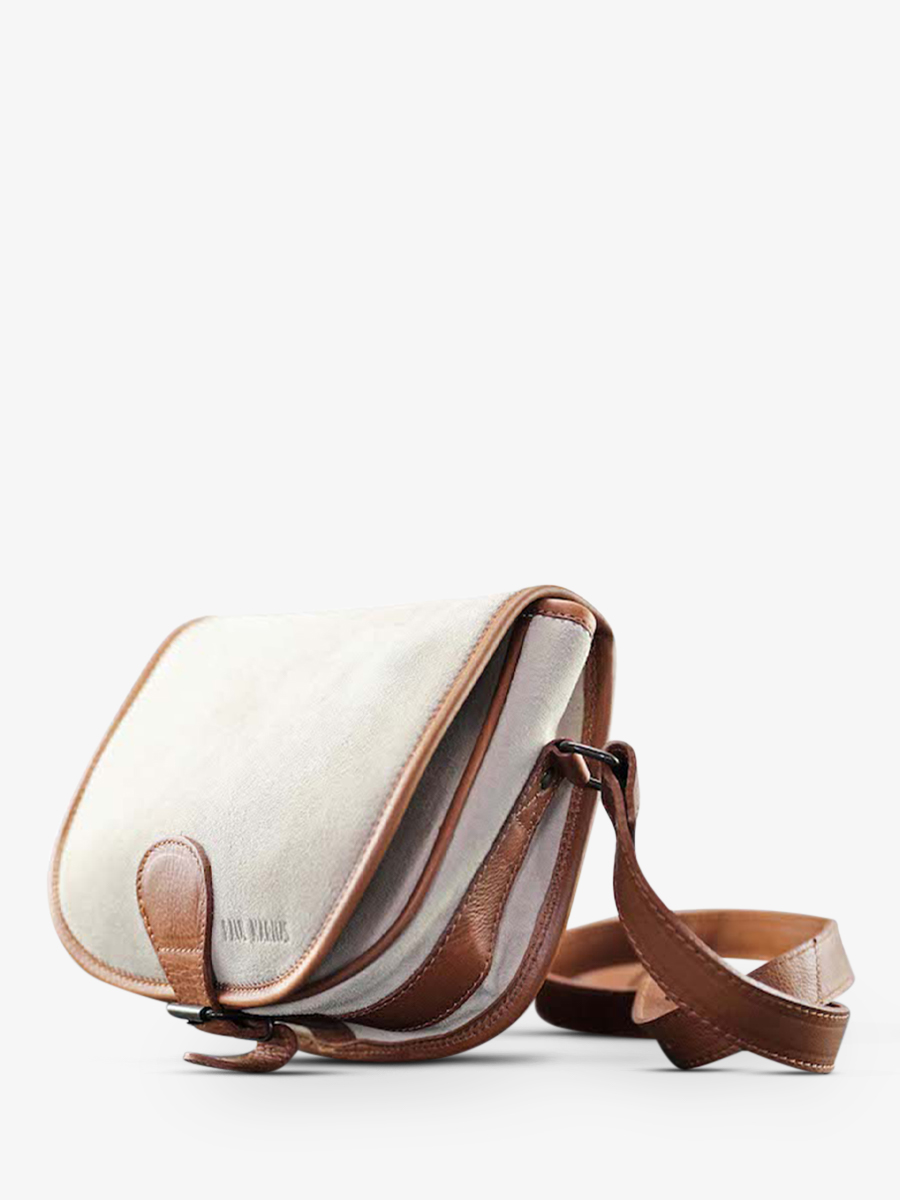 foto-vista-lateral-bolso-bandolera-cuero-mujer-marrón-beige-pampa-paul-marius-lebohemien