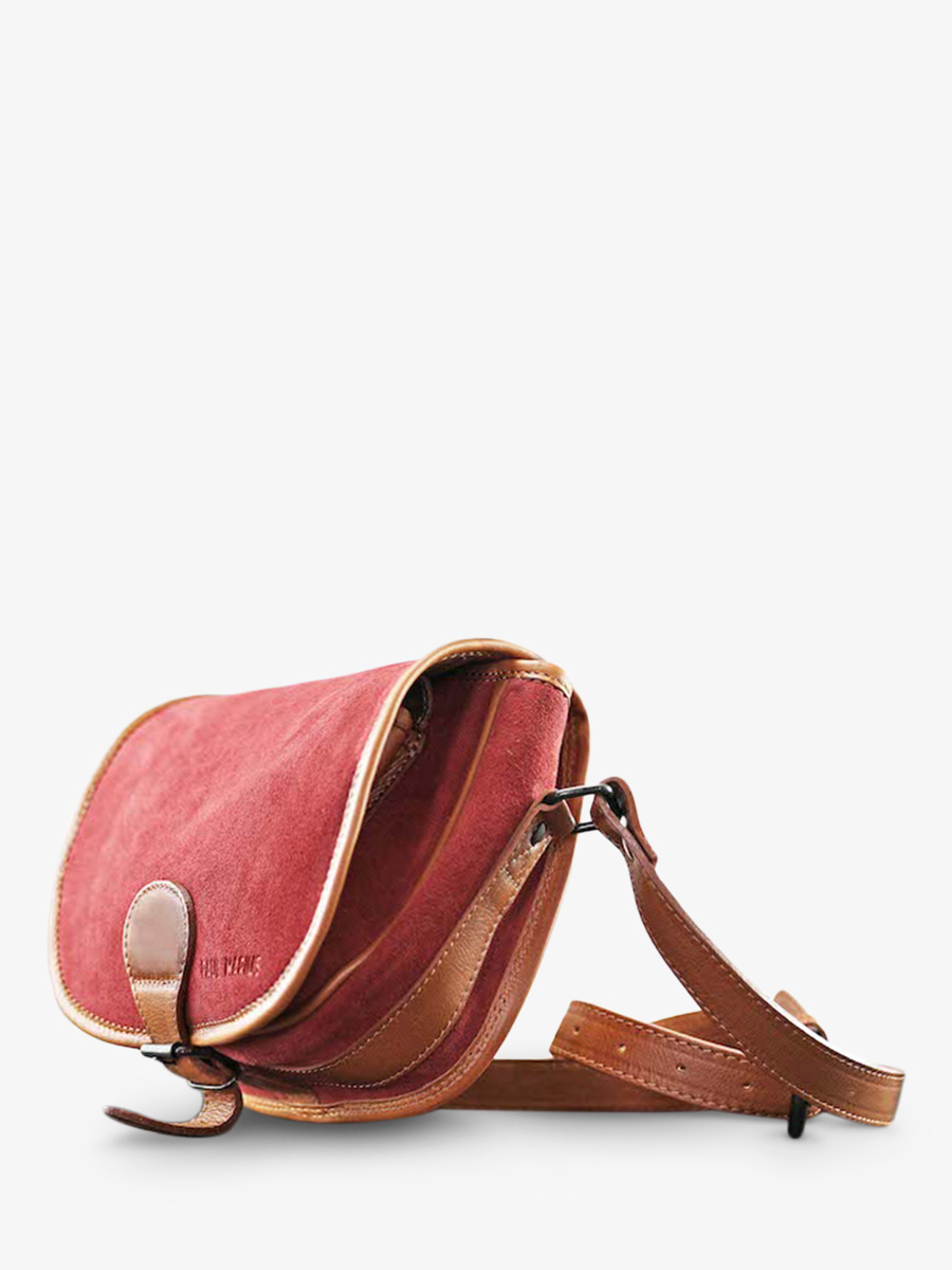 foto-vista-lateral-bolso-bandolera-cuero-mujer-marron-violeta-pampa-paul-marius-lebohemien