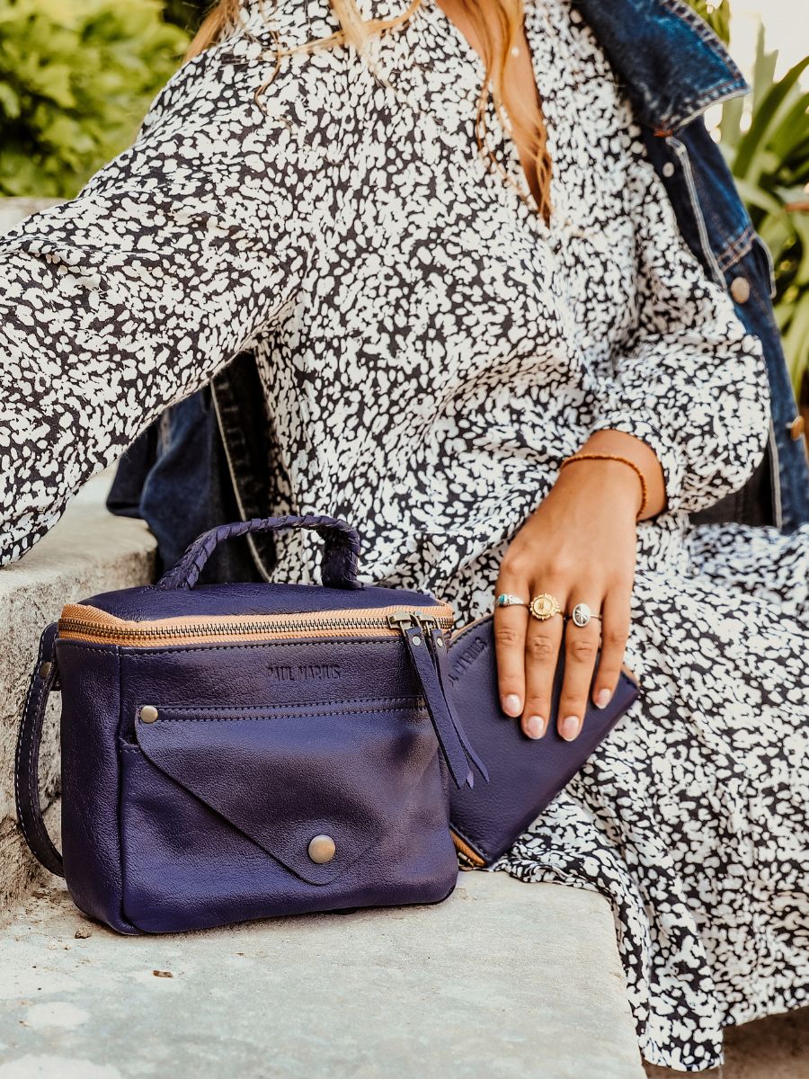 foto-de-la-bolsa-bandolera-de-cuero-para-mujer-azul-legavroche-reedition-bleu-egyptien-paul-marius-w26-egb